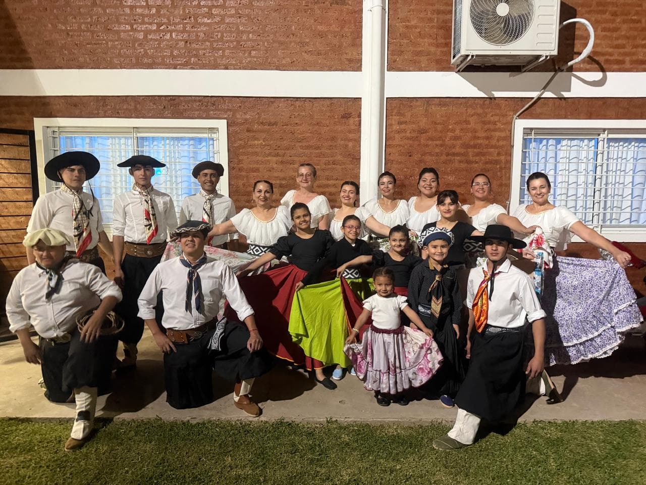 Bloque Tradicional, niños y adultos...